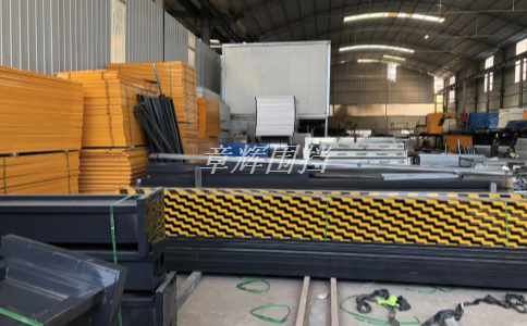 簡易圍擋是否容易被污染和損壞？