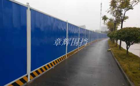 如何通過加強對生產(chǎn)和施工過程中的質(zhì)量控制，確保簡易圍擋符合相關(guān)安全標準和規(guī)定？（質(zhì)量控制保證簡易圍擋符合安全標準）