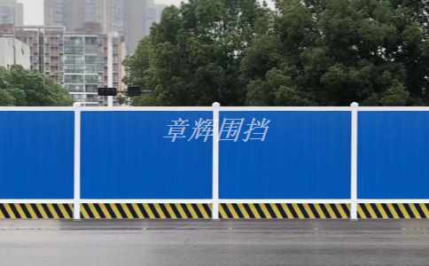 如何通過簡易圍擋來保護建筑工地內的人員和物品？（建筑工地中簡易圍擋的安全保護措施）