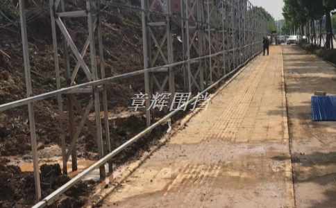 如何合理設置和管理不同類型的簡易圍擋，如臨時性、**性等？